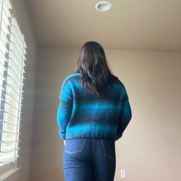 Blue Gradient Cropped Sweater Urban Outfitters (M) - Picture 2 of 3